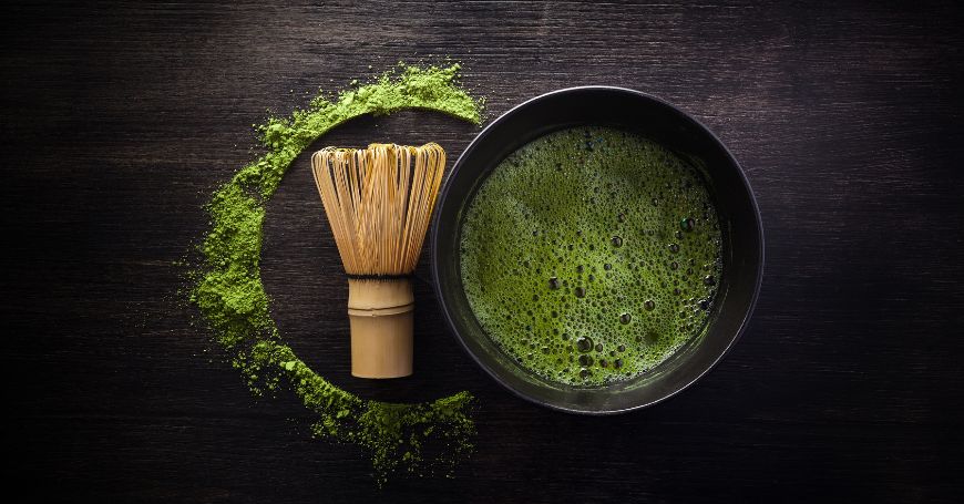 Tasse und Chasen zur Zubereitung von Matcha
